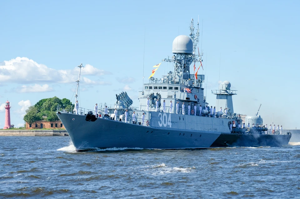 Традиционные морской парад и салют проводиться не будут.