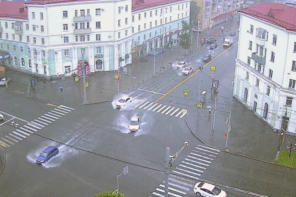 В центре города машины поднимают белую пену, словно катера. Фото: «Интерсвязь»