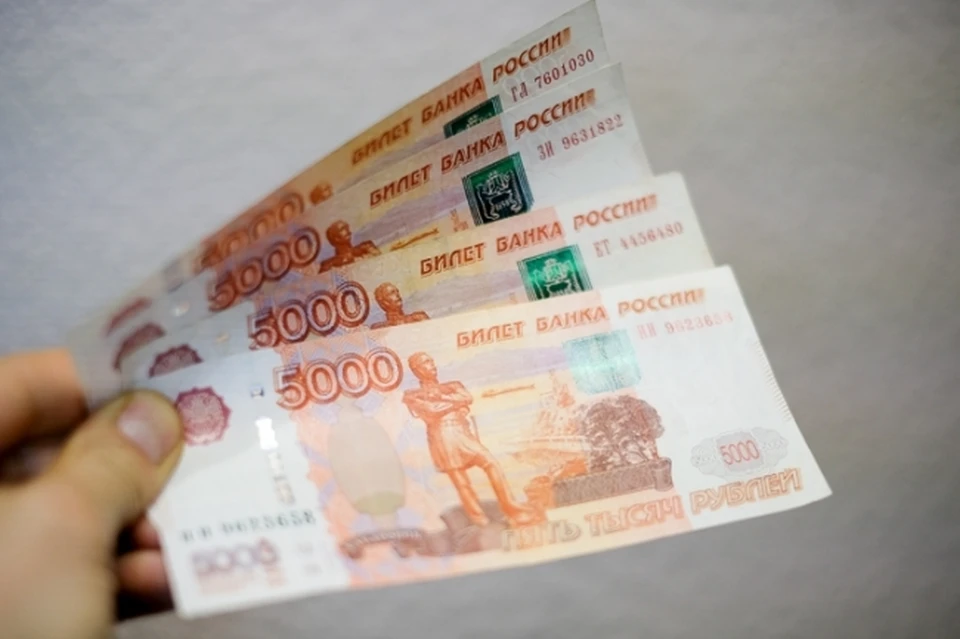 Женщина состоит в зарегистрированном браке, но вместе с мужем не проживает.