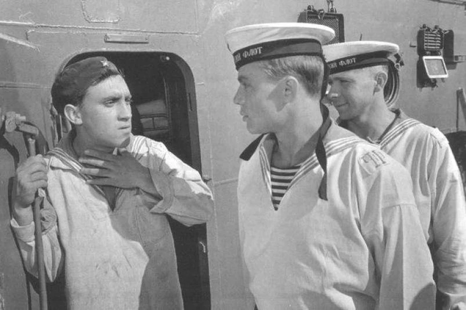 Владимир Высоцкий в фильме "Увольнение на берег", съемки проходили в Севастополе. Кадр из фильма.
