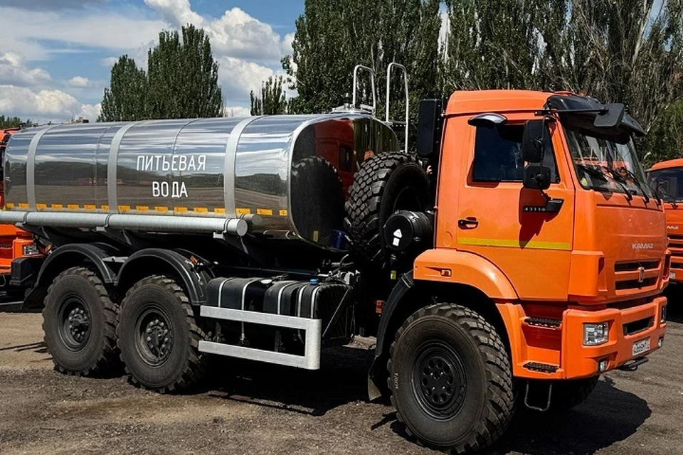В Донецк на фоне дефицита воды прибыла первая партия водовозов из Москвы