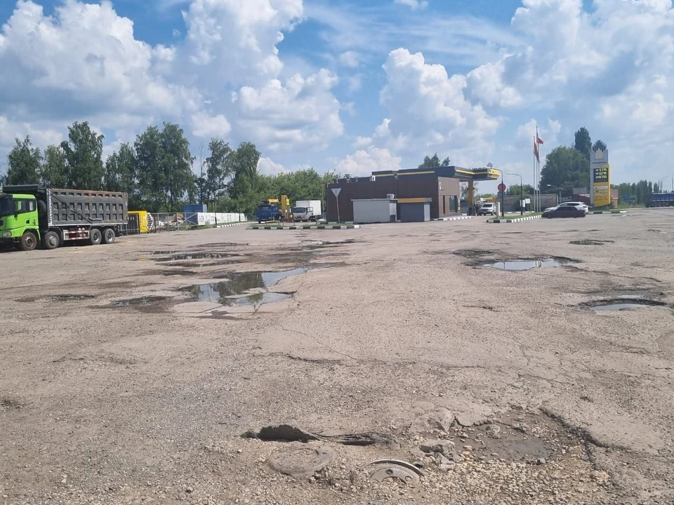 В числе замечаний – нарушение целостности асфальтового покрытия на подъездных путях.