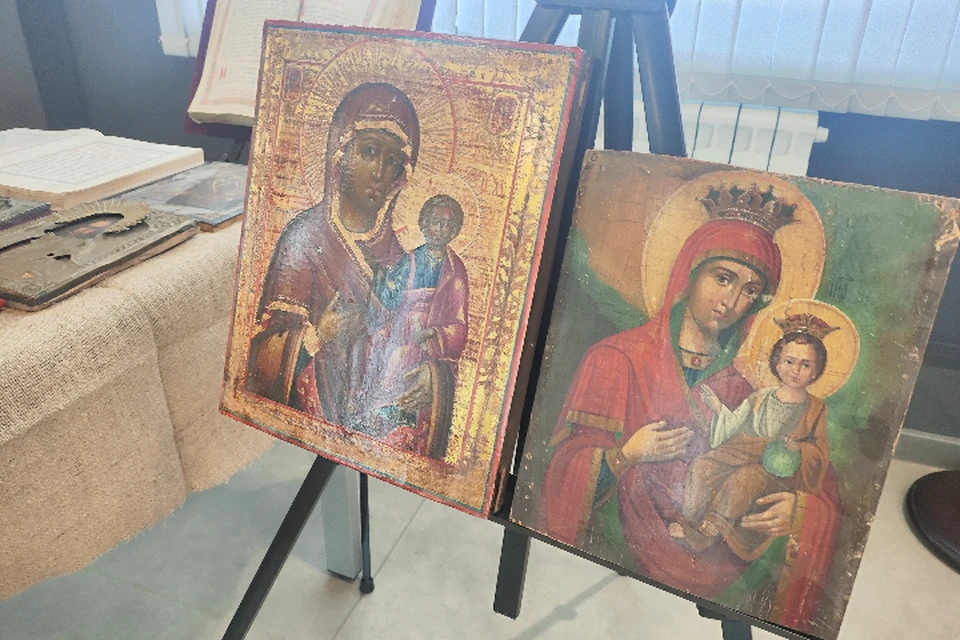 На выставке в парке "Россия - моя история" представили церковную утварь, иконы и старинные книги