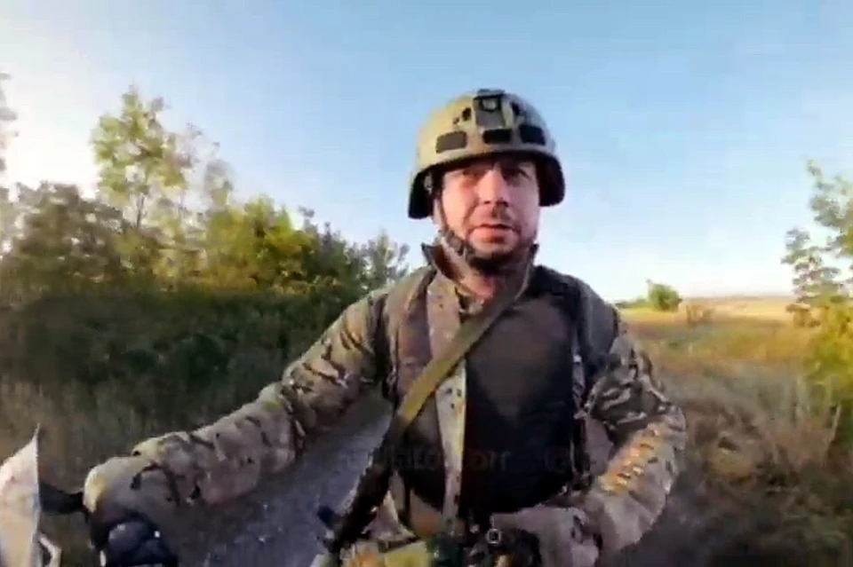 Военкор ехал на мотоцикле, когда его атаковал дрон. Фото: стоп-кадр видео Андрея Филатова