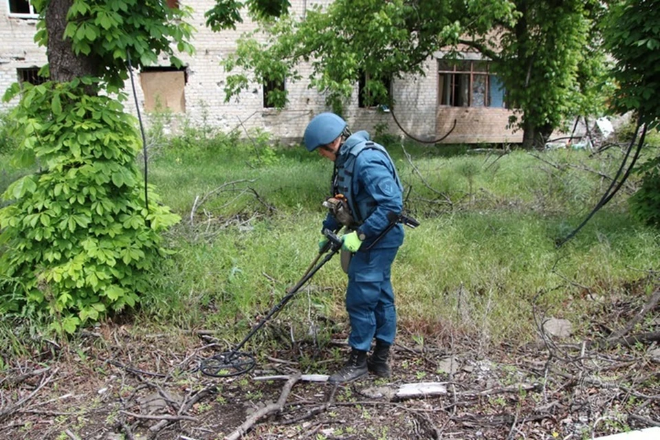 Саперы МЧС 26 июля уничтожили около 100 единиц взрывоопасных предметов в ДНР. Фото: МЧС России по ДНР