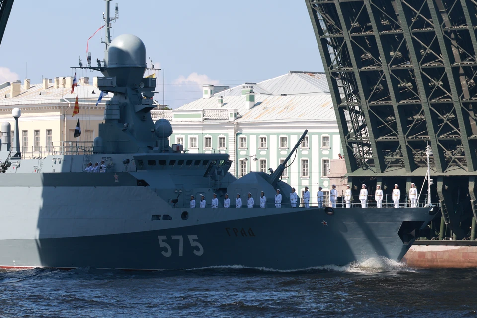 В Кремле рассказали, почему отменили парад ВМФ в Санкт-Петербурге
