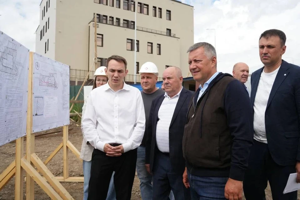В настоящий момент на стройплощадке завершились подготовительные работы и подрядчик приступил к строительству цокольного этажа.