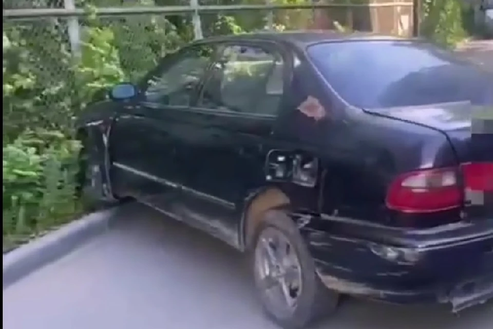 Протаранив припаркованные авто, машина врезалась в забор и остановилась. Фото: скриншот с видео ГИБДД Казани