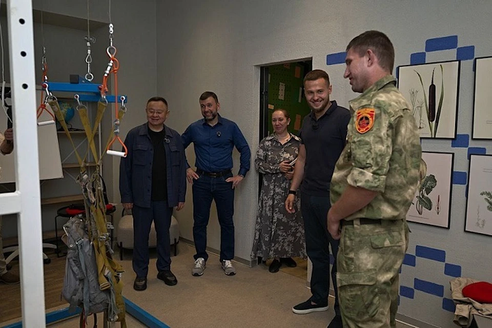 Файзуллин и Пушилин постели молодежный центр в Волновахе. Фото: ТГ/Пушилин