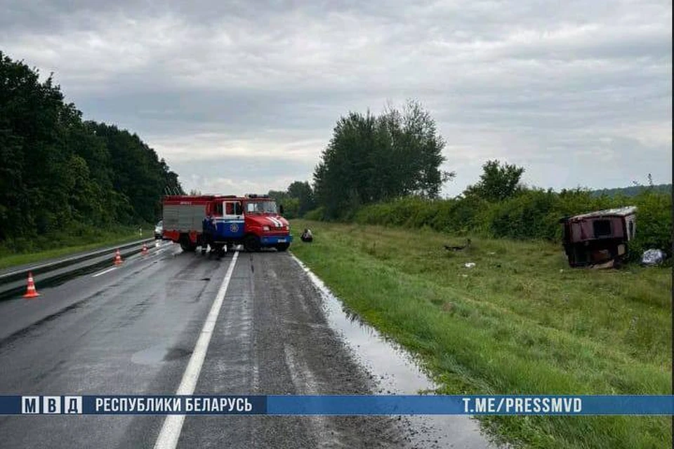 Под Иваново маршрутка съехала в кювет при обгоне и опрокинулась – семь пассажиров в больнице. Фото: УВД Брестского облисполкома