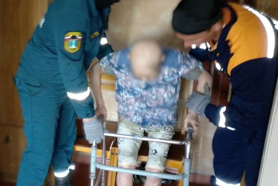Спасатели в доме на Варейкиса в Ульяновске помогли упавшей в квартире бабушке | ФОТО: Управление гражданской защиты Ульяновска