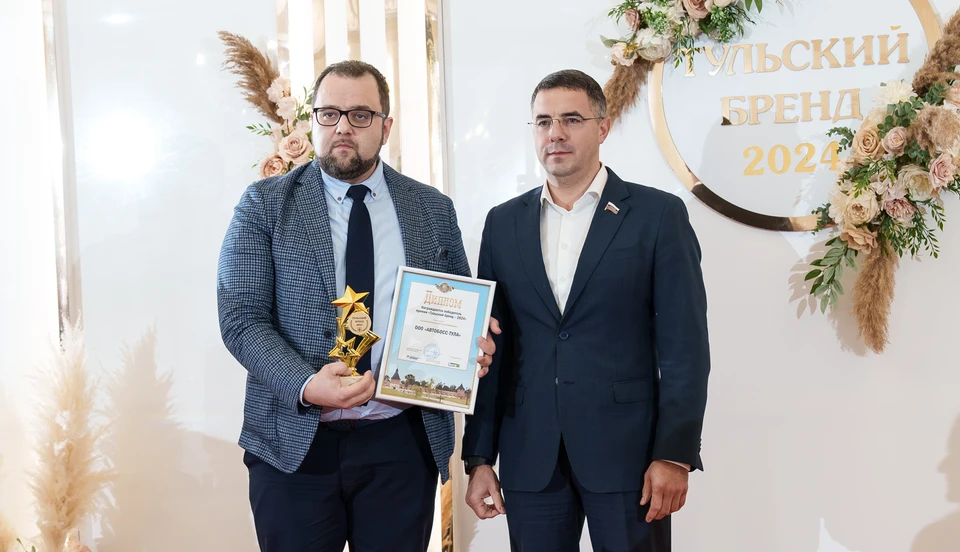 Один из ярких моментов первого года работы ТЦ "АВТОБОСС-Тула": вручение премии "Тульский бренд-2024". Евгения Никонова поздравил Глава города Тулы Алексей Эрк.