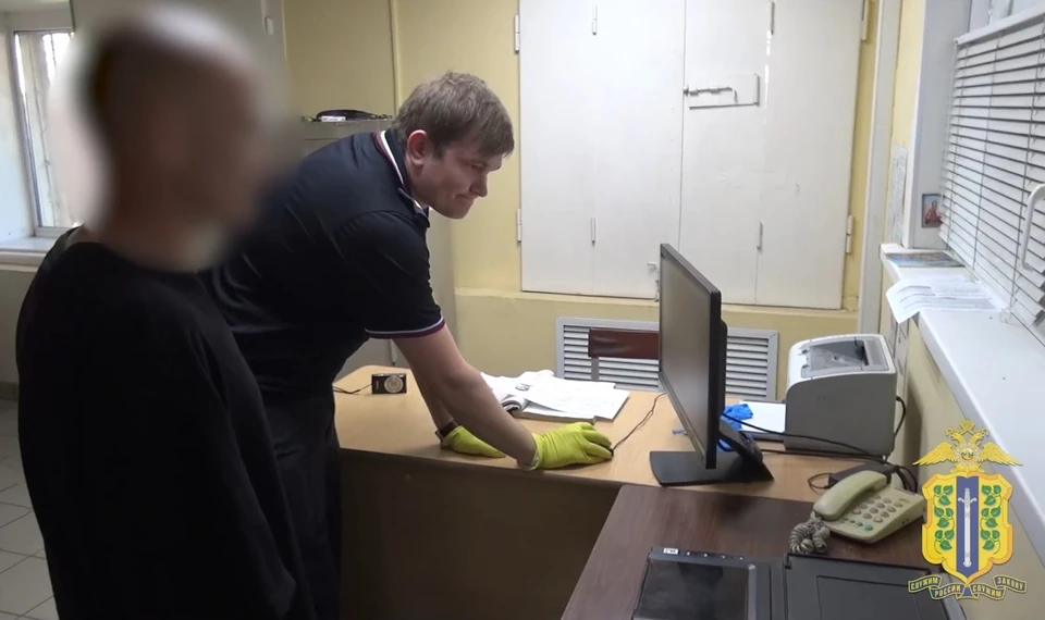 На допросе в отделении злоумышленник рассказал, что ударил ножом незнакомого ему человека. Скриншот видео, предоставленного УМВД России по Липецкой области.