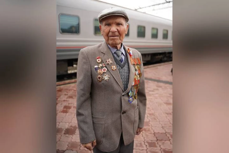 Был десантником, пулемётчиком, освобождал Польшу и Венгрию, встретил Победу под Прагой.