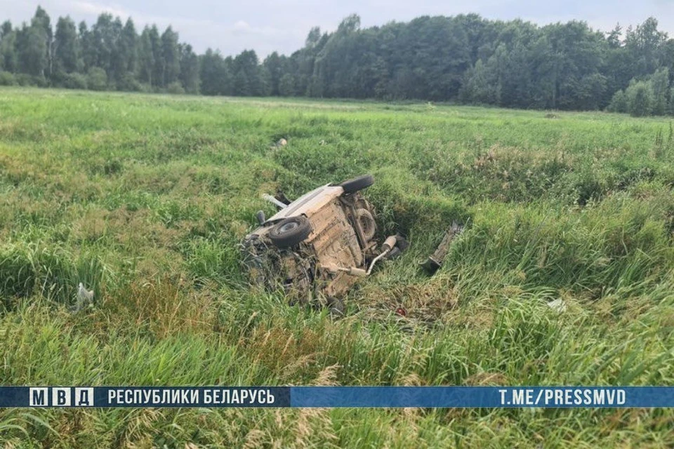 В Копыльском районе автомобиль Citroen вылетел в кювет и опрокинулся – два человека погибли. Фото: телеграм-канал МВД Беларуси