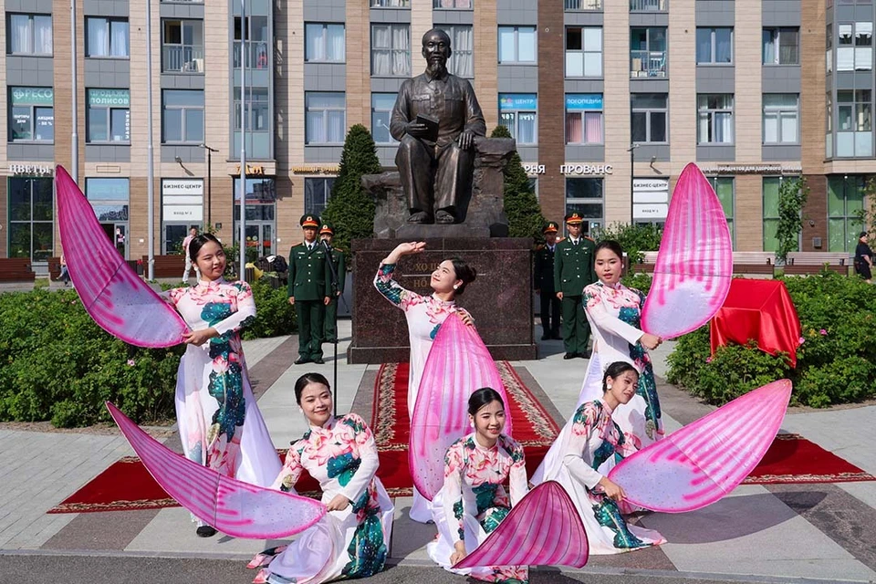Вьетнамские артисты исполнили национальные песни и танец. Фото: Смольный