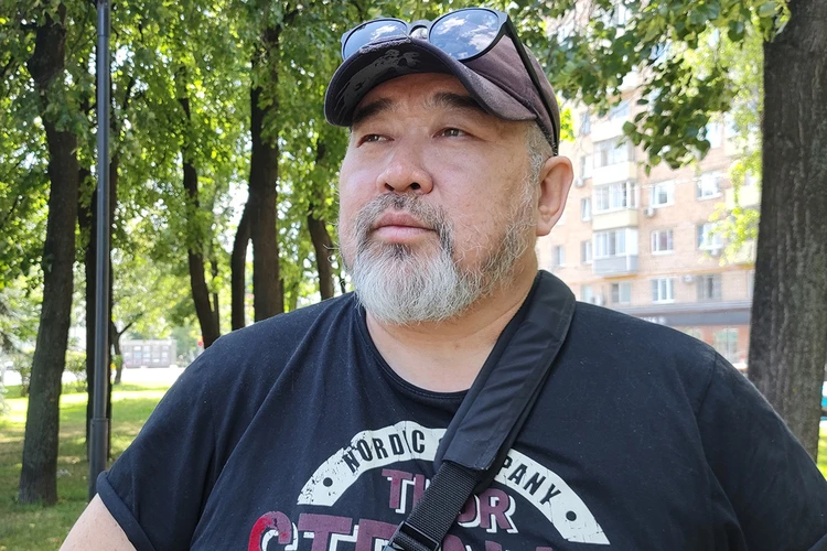 Картины сохраняют память о героях: как бурятский режиссер помогает семьям участников спецоперации, рисуя портреты бойцов