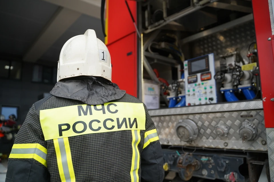 Сотрудники МЧС потушили горящий автомобиль за пять минут.