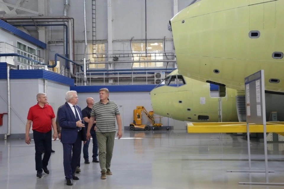На Иркутском авиационном заводе ознакомились со сборкой самолета МС-21. Фото: правительство Иркутской области