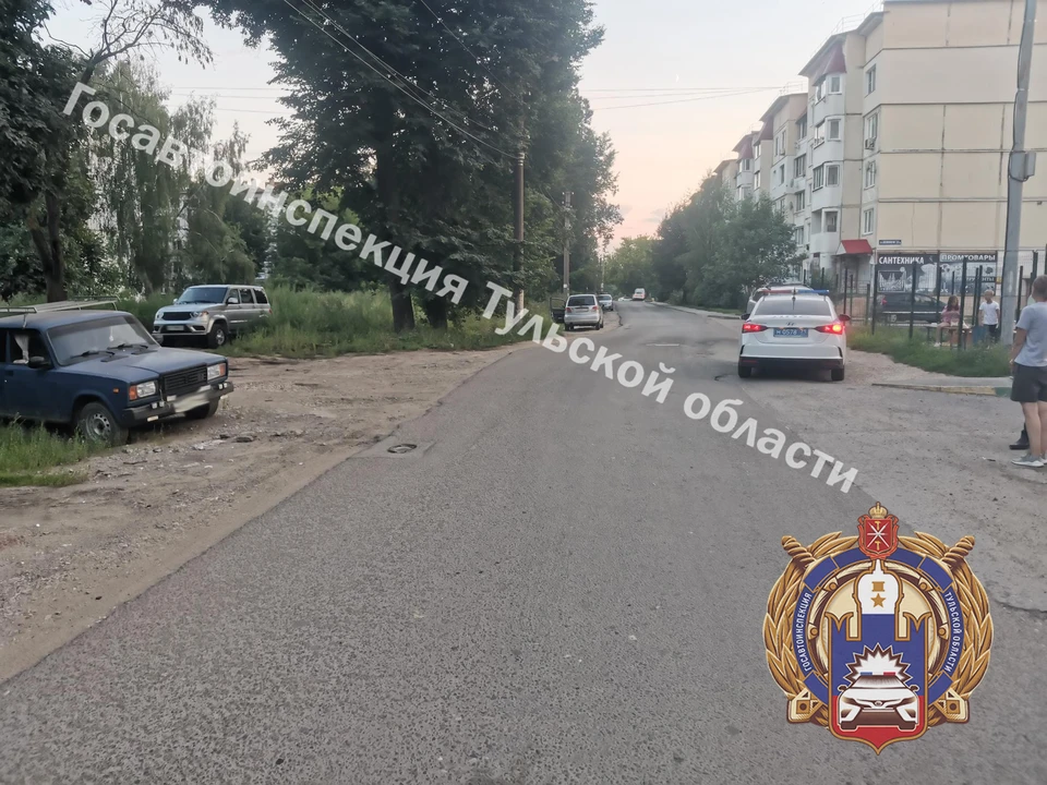 В Новомосковске автоледи на машине Daewoo сбила 11-летнего мальчика на самокате.