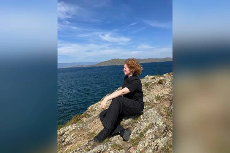 «Девушка, а мыслишь, как бабушка»: сибирячка вычислила мошенника по трём провальным фразам и довела до нервоза