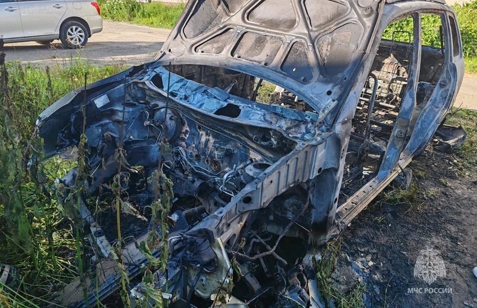В Магадане сгорел бесхозный автомобиль из-за детской шалости с огнем Фото: МЧС Магадана