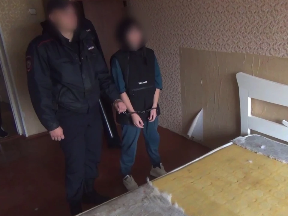 Кадр из оперативной съемки. Женщина показывает, где нашла тело сына.