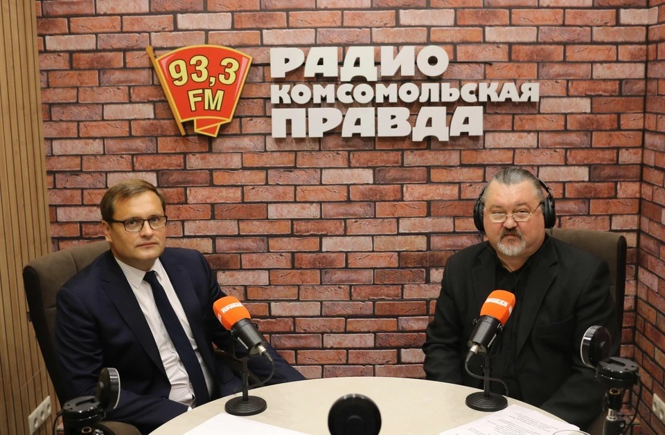 Заместитель председателя правительства - министр строительства Тульской области Игорь Казенный на радио «Комсомольская правда» в Туле.