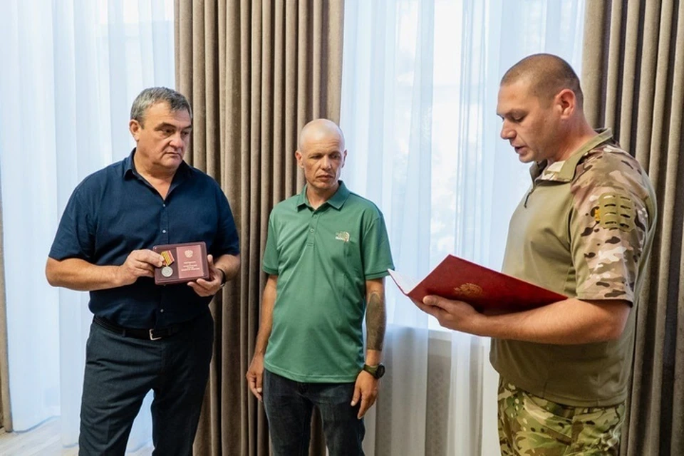 Мелитопольцу, участнику СВО Игорю Токареву вручили награду "За храбрость". Фото: тг-канал Сергея Золотарева