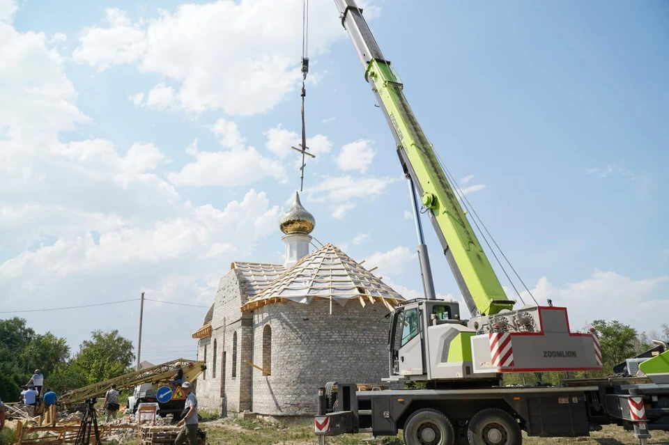 Крест установили на куполе новой церкви. Фото - тг-канал администрации Мелитополя