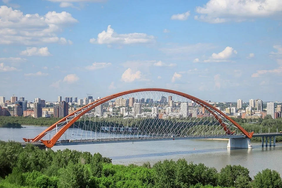 Подростков заметили на арке Бугринского моста в Новосибирске. Фото: предоставлено ГК «Расцветай»
