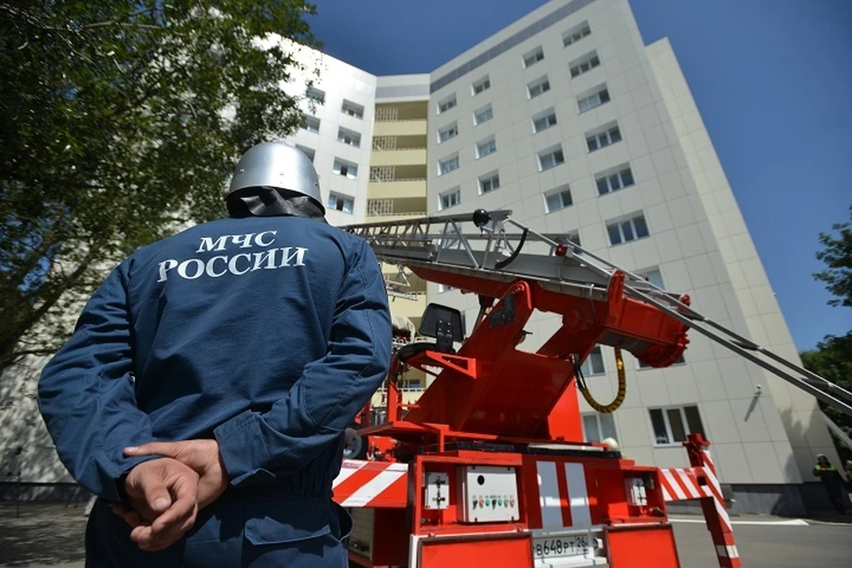 Спасатели МЧС помогли 99-летней женщине, упавшей в квартире в Магадане
