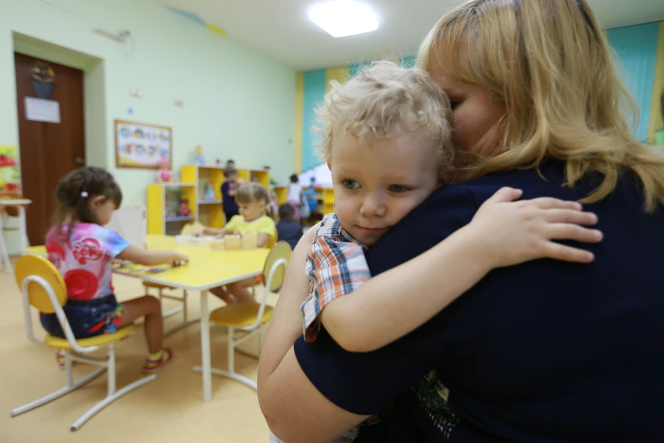 37% воспитателей имеют высшее педагогическое образование.