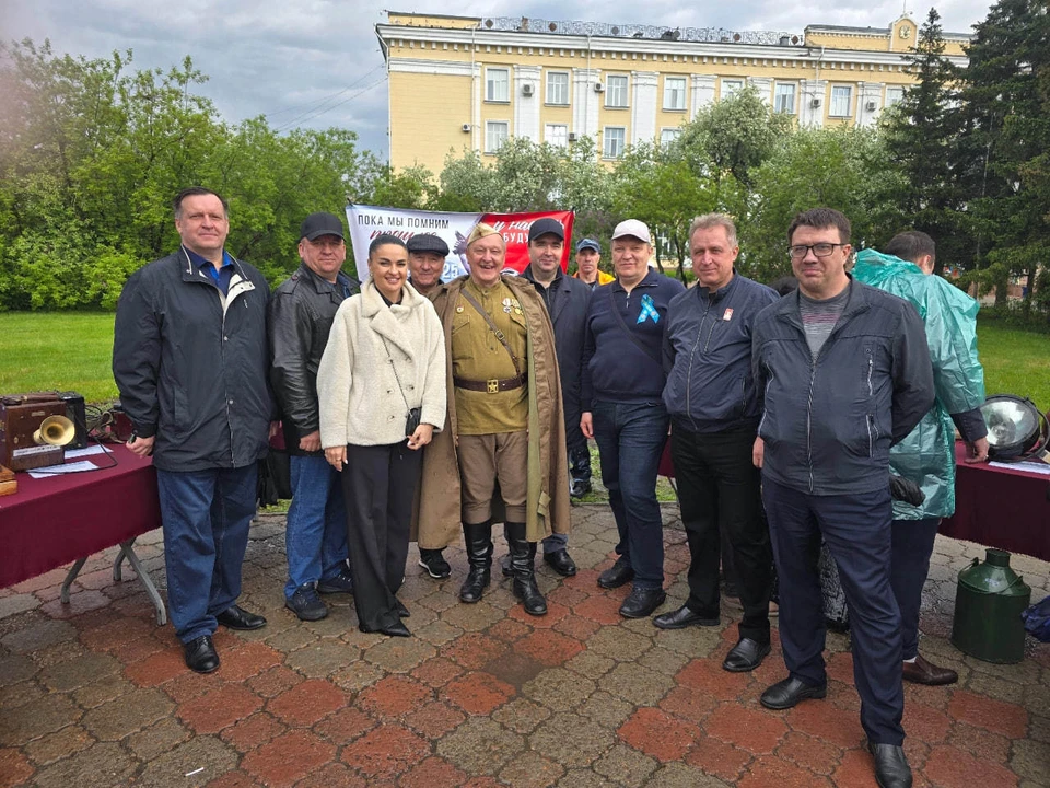 Работники Петропавловского отделения отметили День Великой Победы, на площади выставили редкие музейные экспонаты. Фото предоставлено редакции