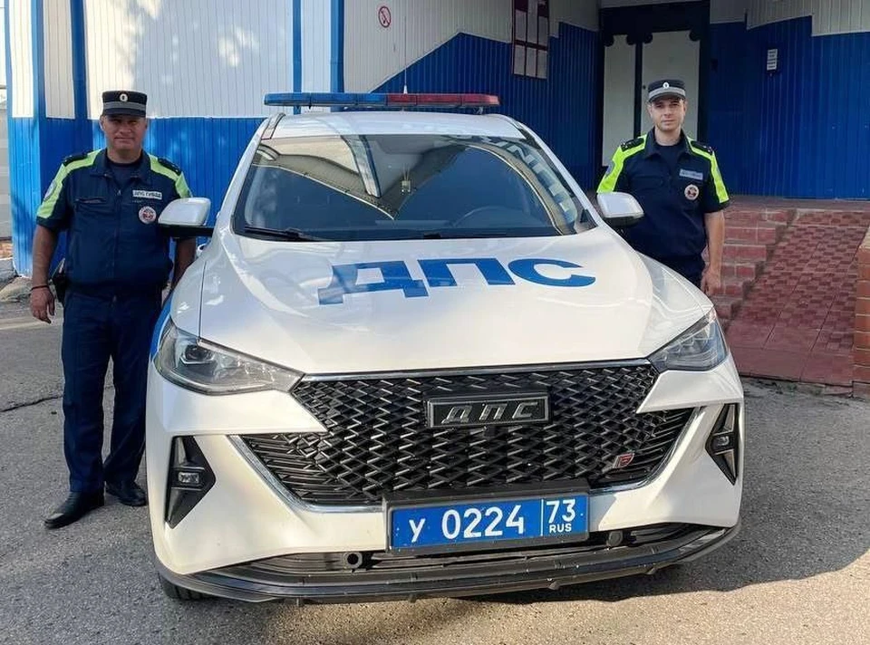 Ульяновские автоинспекторы помогли 6-летней девочке, потерявшей сознание. ФОТО: Госавтоинспекция УО