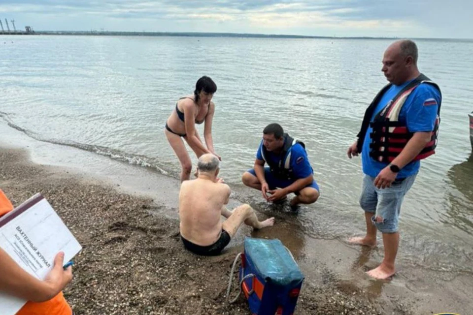 Мужчину вытащила на берег дочь. Фото: спасатели МАСС