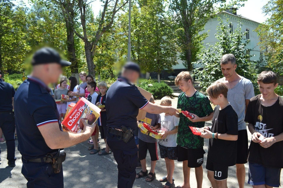 Полицейские подарили детям подарки. ФОТО: ГУ МВД России по ЛНР.