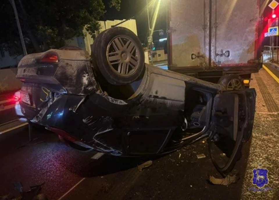 Водитель легковушки получил травмы, его отправили в больницу с места ДТП