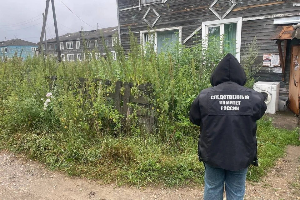Тело мужчины нашли возле подъезда в Лесосибирске. Фото: СК