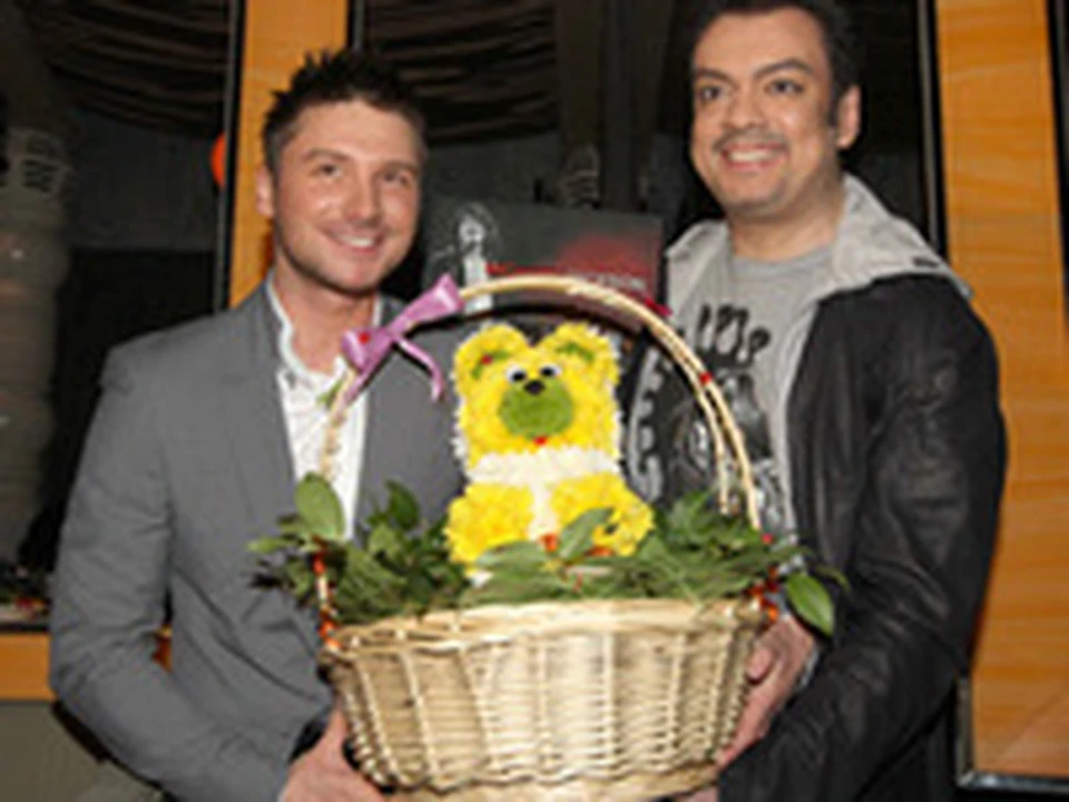 Лазарев подарил квартиру. Лазарев с подарками. Торт с Сергеем Лазаревым на день рождения.