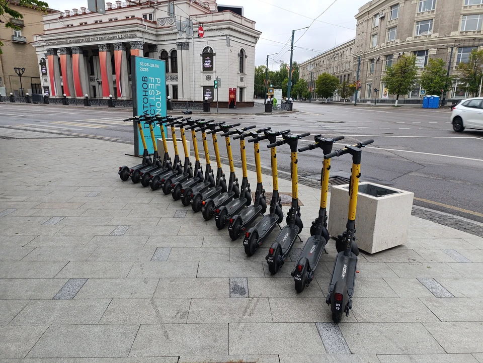 В Воронеже сдают в прокат более двух с половиной тысяч электросамокатов.