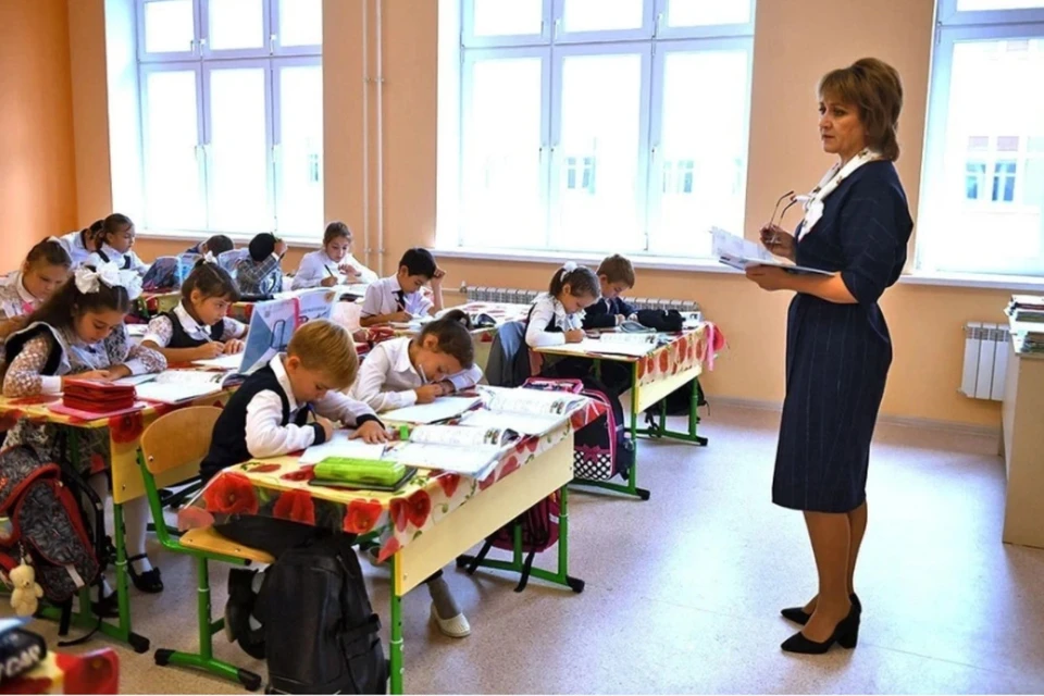 Минпросвещения определило недельные нормы часов для работы учителей