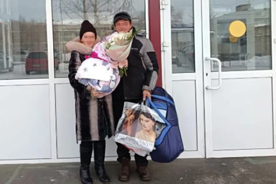 Из роддома муж встречал жену с цветами