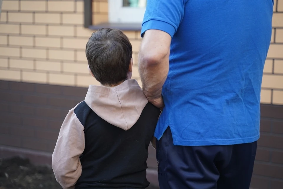 Полицейские успокоили напуганного малыша и нашли его родителей.