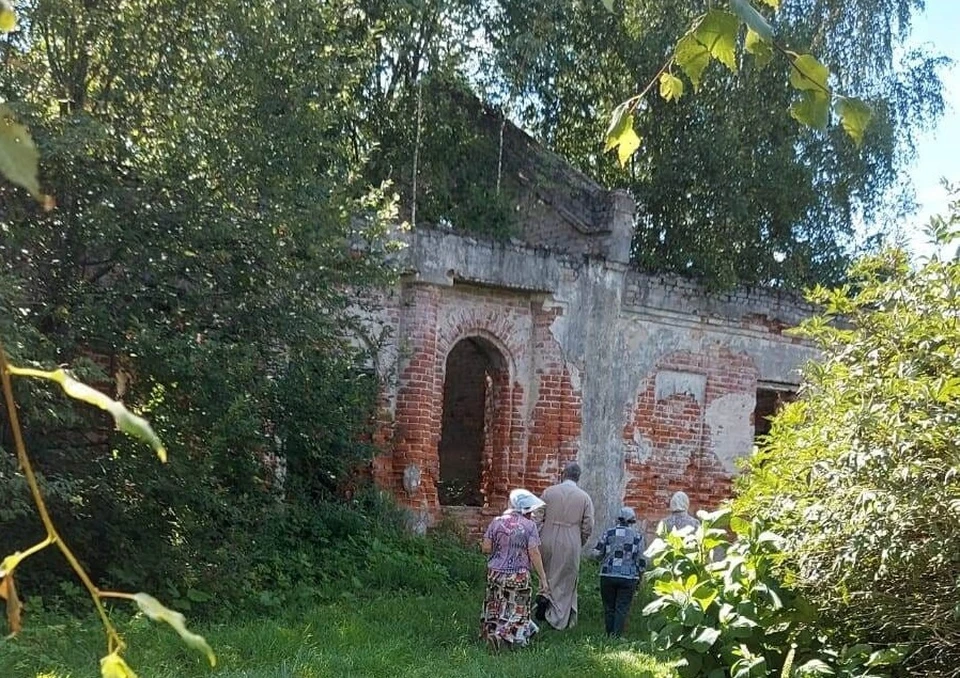 Старинный храм ветшает в глуши леса. Фото: сайт "Храмы земли тверской"