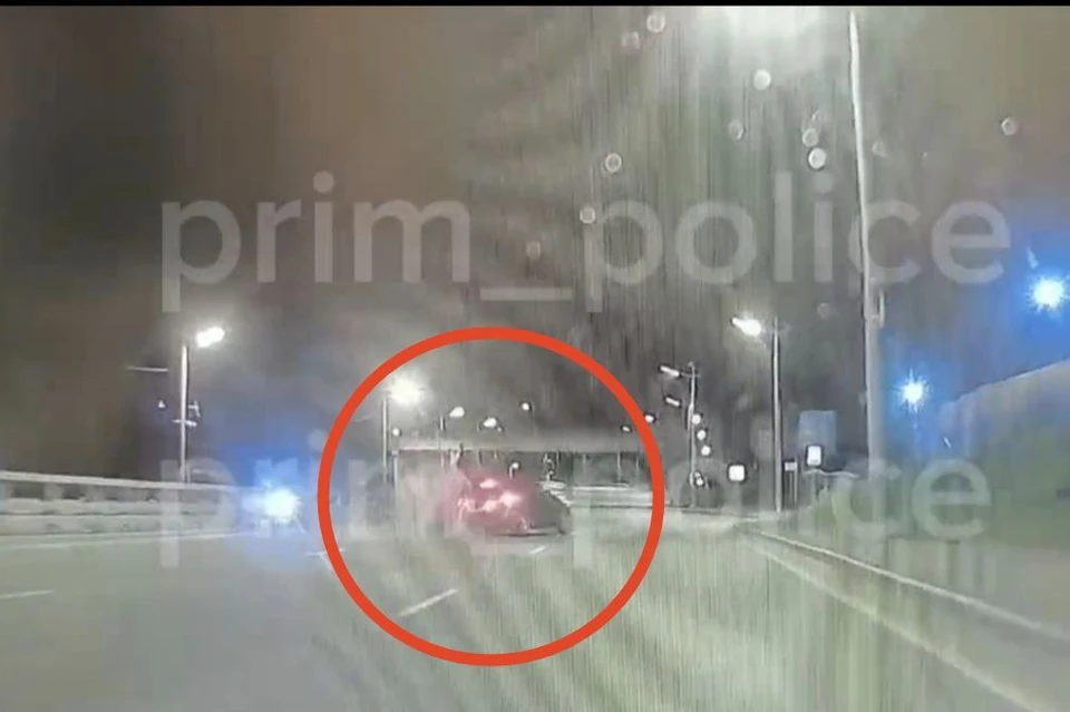 Мотоциклист на полной скорости влетел в автомобиль. Фото: принтскрин видео полиции Приморья