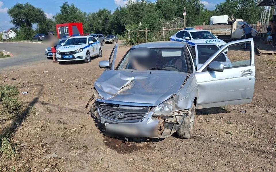 Водитель снес столбы и человека