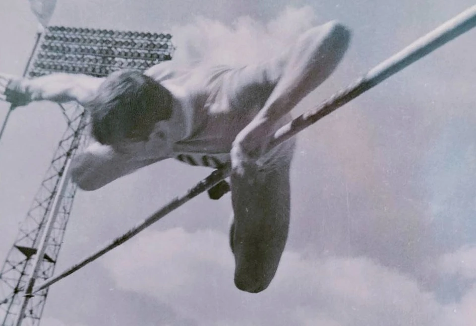 Соревнования по прыжкам в высоту в 1962 году. Фото - тг-канал Анны Тодоровой