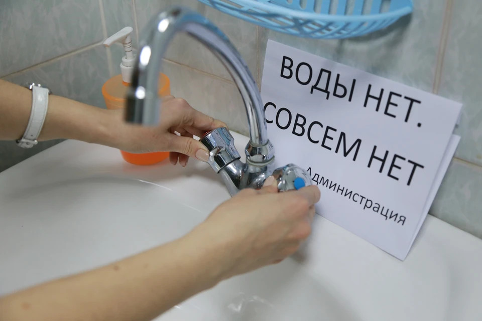В районе дома №6 на улице Рябикова произошёл прорыв на водопроводе. Фото архив КП