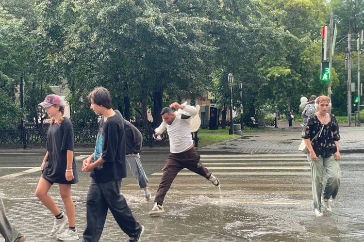 Пешеходы идут по щиколотку в воде, цены на такси взлетели: в Новосибирск пришел мощный ливень